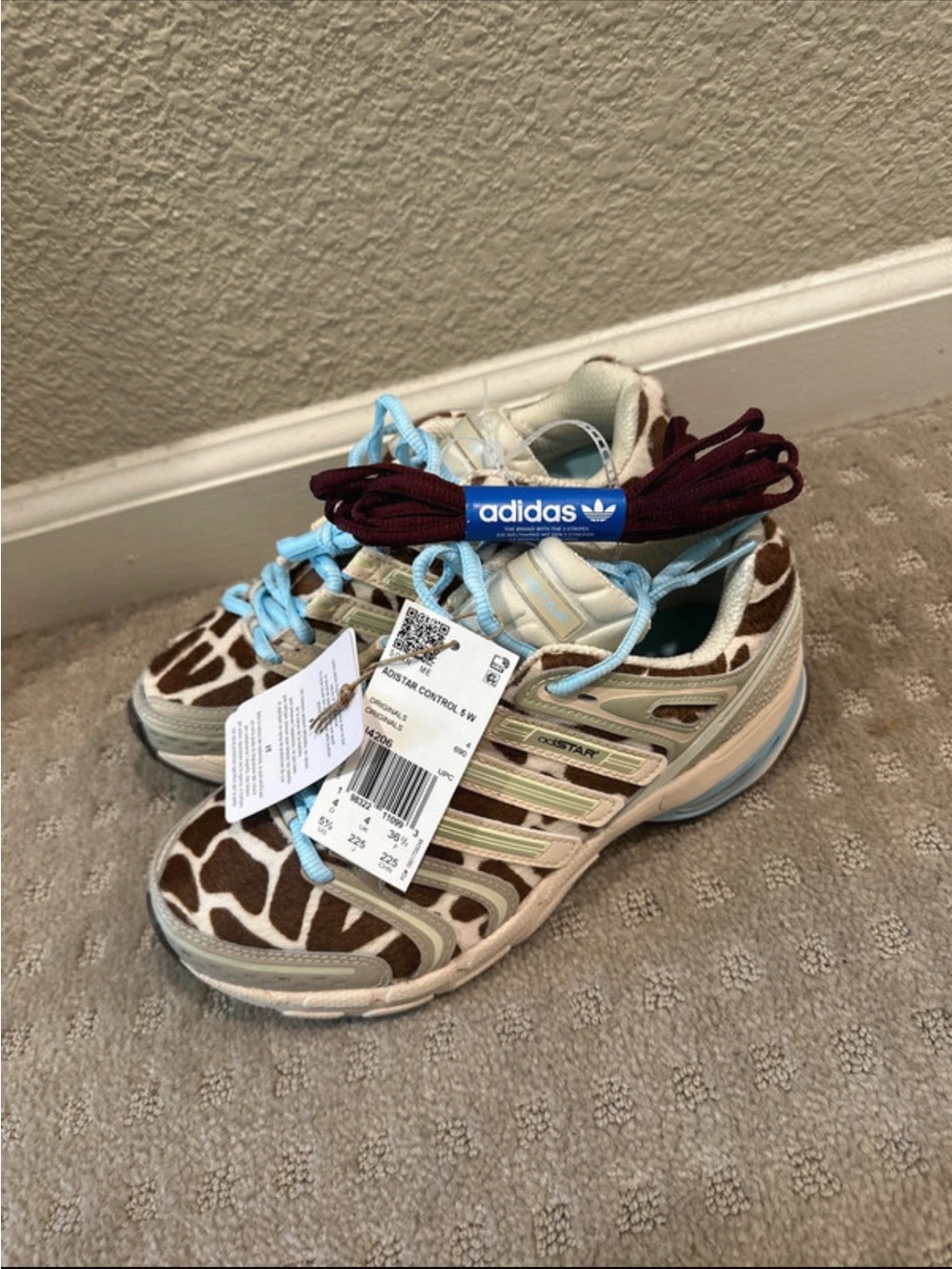 adidas Girls Giraffe Print Sneakers with Light Blue Laces - Picture 5 of 7